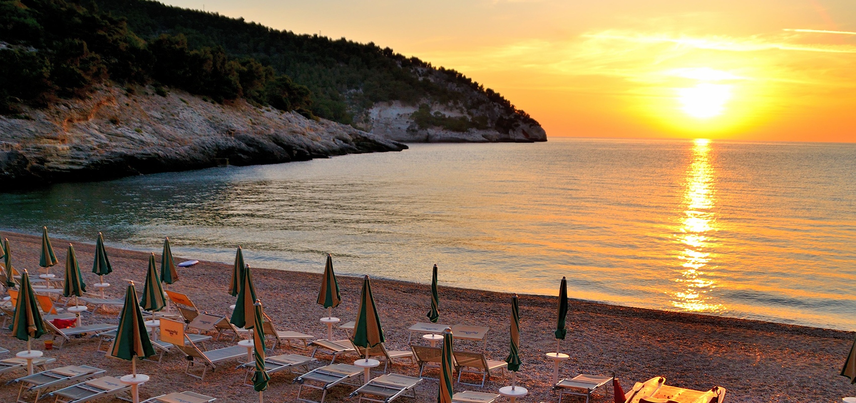 La baia di Pugnochiuso alla luce del tramonto